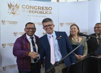 El ministro de Salud, Joaquín Barnoya, le da la mano al diputado Bequer Chocooj, que lo mantuvo interpelado por siete meses. Foto: La Hora / Fabricio Alonzo