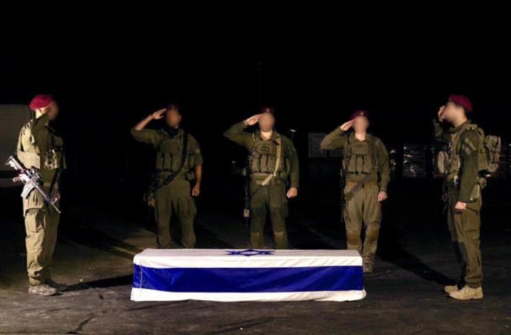 Ceremonia llevada a cabo por el ejército Israelí en Gaza en memoria del secuestrado israelí Eliyahu Margalit. El Centro de Medicina Forense Abu Kabir de Yafa (sur de Tel Aviv) identificó durante la noche el cadáver del rehén entregado por Hamás como perteneciente a Eliyahu Margalit, anunció la oficina del primer ministro, Benjamín Netanyahu, este sábado. Foto: La Hora: EFE