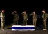 Ceremonia llevada a cabo por el ejército Israelí en Gaza en memoria del secuestrado israelí Eliyahu Margalit. El Centro de Medicina Forense Abu Kabir de Yafa (sur de Tel Aviv) identificó durante la noche el cadáver del rehén entregado por Hamás como perteneciente a Eliyahu Margalit, anunció la oficina del primer ministro, Benjamín Netanyahu, este sábado. Foto: La Hora: EFE