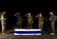 Autoridades israelíes confirmaron la entrega del cuerpo de otro rehén por parte de Hamás Ceremonia llevada a cabo por el ejército Israelí en Gaza en memoria del secuestrado israelí Eliyahu Margalit. El Centro de Medicina Forense Abu Kabir de Yafa (sur de Tel Aviv) identificó durante la noche el cadáver del rehén entregado por Hamás como perteneciente a Eliyahu Margalit, anunció la oficina del primer ministro, Benjamín Netanyahu, este sábado. Foto: La Hora: EFE