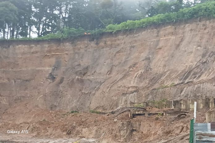 En sexto día de trabajos en deslave del km 24 de CAES, suspenden operaciones por clima.