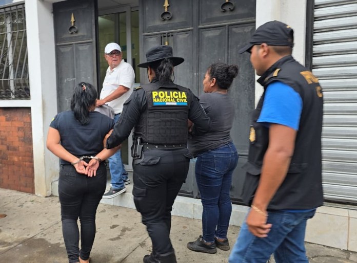 PNC detiene a Julia “N”, de 50 años, y su hija Evelin “N”, de 22. Foto La Hora: PNC,