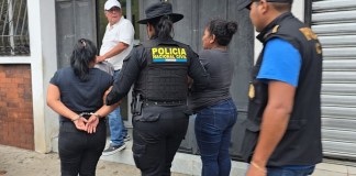 PNC detiene a Julia “N”, de 50 años, y su hija Evelin “N”, de 22. Foto La Hora: PNC,