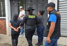 PNC detiene a madre e hija tras localizar presuntamente, revólver y rifles en su vivienda en Escuintla PNC detiene a Julia “N”, de 50 años, y su hija Evelin “N”, de 22. Foto La Hora: PNC,