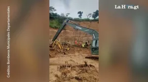 VIDEO: Así fue el momento en que socorristas evacuan por nuevo derrumbe en km 24 de Carretera a El Salvador
