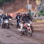 Esta mañana, varios motoristas fueron captados circulando sin autorización por el kilómetro 24 de la carretera a El Salvador, a pesar de que el paso vehicular continúa totalmente restringido tras el derrumbe de grandes proporciones ocurrido el pasado 6 de octubre. Foto: La Hora/ Cortesía