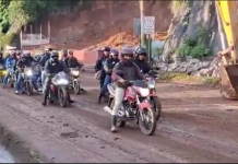 Esta mañana, varios motoristas fueron captados circulando sin autorización por el kilómetro 24 de la carretera a El Salvador, a pesar de que el paso vehicular continúa totalmente restringido tras el derrumbe de grandes proporciones ocurrido el pasado 6 de octubre. Foto: La Hora/ Cortesía