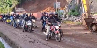 Esta mañana, varios motoristas fueron captados circulando sin autorización por el kilómetro 24 de la carretera a El Salvador, a pesar de que el paso vehicular continúa totalmente restringido tras el derrumbe de grandes proporciones ocurrido el pasado 6 de octubre. Foto: La Hora/ Cortesía