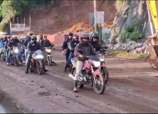 Esta mañana, varios motoristas fueron captados circulando sin autorización por el kilómetro 24 de la carretera a El Salvador, a pesar de que el paso vehicular continúa totalmente restringido tras el derrumbe de grandes proporciones ocurrido el pasado 6 de octubre. Foto: La Hora/ Cortesía