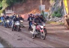 Esta mañana, varios motoristas fueron captados circulando sin autorización por el kilómetro 24 de la carretera a El Salvador, a pesar de que el paso vehicular continúa totalmente restringido tras el derrumbe de grandes proporciones ocurrido el pasado 6 de octubre. Foto: La Hora/ Cortesía