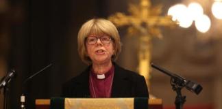 Sarah Mullally pronuncia un discurso tras ser nombrada la primera mujer arzobispo de Canterbury en los casi 500 años de historia de la Iglesia de Inglaterra. Foto: La Hora: EFE