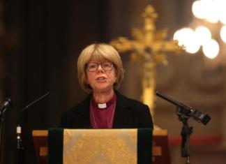 Sarah Mullally, se convierte en primera arzobispa de Canterbury en Inglaterra Sarah Mullally pronuncia un discurso tras ser nombrada la primera mujer arzobispo de Canterbury en los casi 500 años de historia de la Iglesia de Inglaterra. Foto: La Hora: EFE