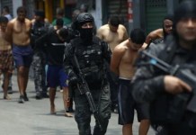 Operativo más letal en Río de Janeiro deja 132 fallecidos; ministro de Justicia cuestiona su legalidad.