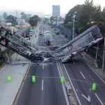 Tráiler choca contra pasarela y colapsa; tránsito complicado en Aguilar Batres y sectores aledaños. Foto La Hora: PMT Villa Nueva