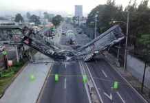 Tráiler choca contra pasarela y colapsa; tránsito complicado en Aguilar Batres y sectores aledaños. Foto La Hora: PMT Villa Nueva