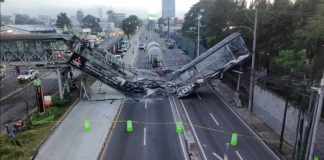 Tráiler choca contra pasarela y colapsa; tránsito complicado en Aguilar Batres y sectores aledaños. Foto La Hora: PMT Villa Nueva