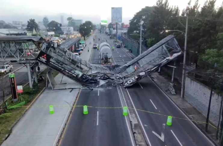 Tráiler choca contra pasarela y colapsa; tránsito complicado en Aguilar Batres y sectores aledaños. Foto La Hora: PMT Villa Nueva
