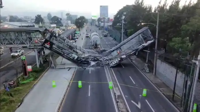 pasarela aguilar batres Tráiler choca contra pasarela y colapsa; tránsito complicado en Aguilar Batres y sectores aledaños. Foto La Hora: PMT Villa Nueva