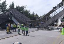 El próximo martes, el piloto que conducía el tráiler que derribo la pasarela en la calzada Aguilar Batres, podría conocer la multa por el hecho de tránsito. Foto La Hora: Fabricio Alonzo