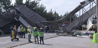 El próximo martes, el piloto que conducía el tráiler que derribo la pasarela en la calzada Aguilar Batres, podría conocer la multa por el hecho de tránsito. Foto La Hora: Fabricio Alonzo