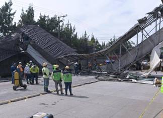 El próximo martes, el piloto que conducía el tráiler que derribo la pasarela en la calzada Aguilar Batres, podría conocer la multa por el hecho de tránsito. Foto La Hora: Fabricio Alonzo