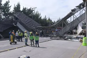 Esta es la multa que podría enfrentar el piloto que derribó la pasarela en la calzada Aguilar Batres
