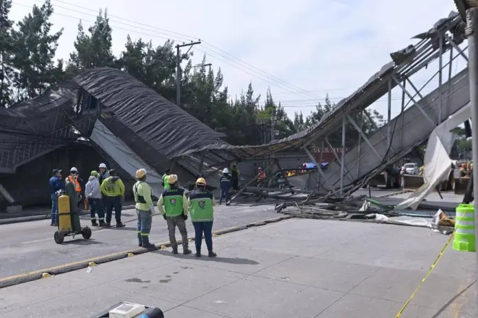pasarela_2038ea El próximo martes, el piloto que conducía el tráiler que derribo la pasarela en la calzada Aguilar Batres, podría conocer la multa por el hecho de tránsito. Foto La Hora: Fabricio Alonzo