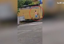 Hombre lanzo a cuatro perros a un río en Retalhuleu. Foto La Hora: Captura.