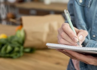 Un carrito bien planificado es sinónimo a tener un estilo de vida ordenado, eficiente y sostenible. Foto: Freepik.