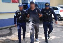 Capturan a presunto responsable de disparar contra de encargado de buses en bulevar Liberación Supuesto escolta de autobús capturado por dispararle al encargado del monitoreo del tiempo de los buses en zona 9 Foto: PNC