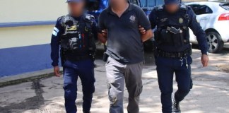 Supuesto escolta de autobús capturado por dispararle al encargado del monitoreo del tiempo de los buses en zona 9 Foto: PNC