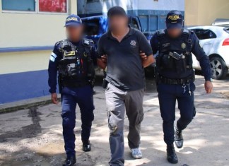 Supuesto escolta de autobús capturado por dispararle al encargado del monitoreo del tiempo de los buses en zona 9 Foto: PNC