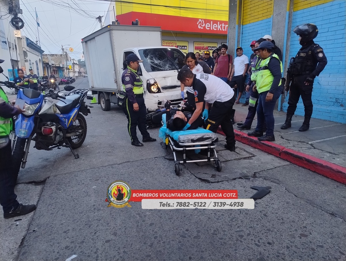 Colisión entre un camión y una motocicleta de la Policía Nacional Civil.Foto: Bomberos Voluntarios Santa Lucia Cotzumalguapa