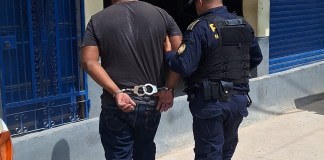 Detenido en Jutiapa por estafa propia en forma continuada, asociación ilícita, uso de documentos falsificados y lavado de dinero. Foto: PNC