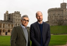 El Príncipe William de Gales confesó que extraña a su abuela, Isabel II Príncipe William junto a Eugene Levy, en el programa "The Reluctant Traveler" por Apple TV+. Foto: Apple TV+