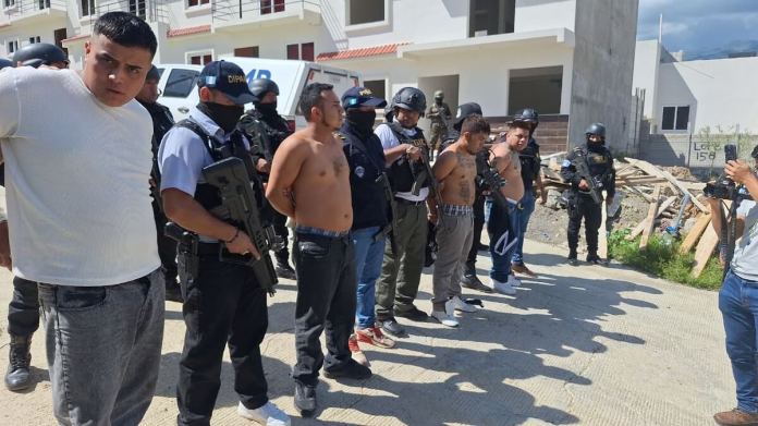 recaptura Los dos pandilleros recapturados en Huehuetenango tras su fuga de Fraijanes II, fueron trasladados al Preventivo de la zona 18. Foto La Hora: PNC