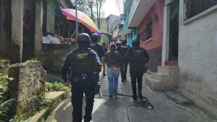 Recapturaron a Karen Noemí Pérez de León, de 29 años, por el delito de estafa propia. Foto La Hora: PNC.