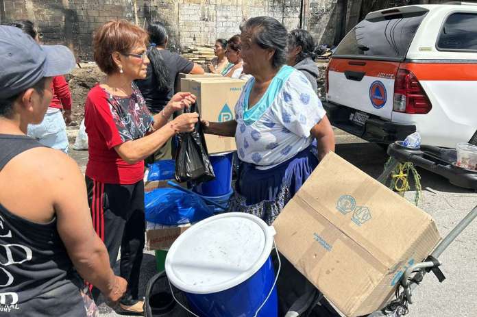 Helinda recibiendo ayuda