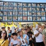 Los israelíes celebran la liberación de los rehenes retenidos por Hamás mientras lo ven en una pantalla en la Plaza de los Rehenes en Tel Aviv, Israel, el 13 de octubre de 2025. Foto: La Hora: EFE