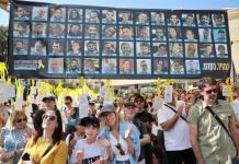 Los israelíes celebran la liberación de los rehenes retenidos por Hamás mientras lo ven en una pantalla en la Plaza de los Rehenes en Tel Aviv, Israel, el 13 de octubre de 2025. Foto: La Hora: EFE