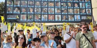 Los israelíes celebran la liberación de los rehenes retenidos por Hamás mientras lo ven en una pantalla en la Plaza de los Rehenes en Tel Aviv, Israel, el 13 de octubre de 2025. Foto: La Hora: EFE