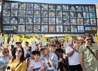 Los israelíes celebran la liberación de los rehenes retenidos por Hamás mientras lo ven en una pantalla en la Plaza de los Rehenes en Tel Aviv, Israel, el 13 de octubre de 2025. Foto: La Hora: EFE