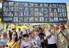 Los israelíes celebran la liberación de los rehenes retenidos por Hamás mientras lo ven en una pantalla en la Plaza de los Rehenes en Tel Aviv, Israel, el 13 de octubre de 2025. Foto: La Hora: EFE