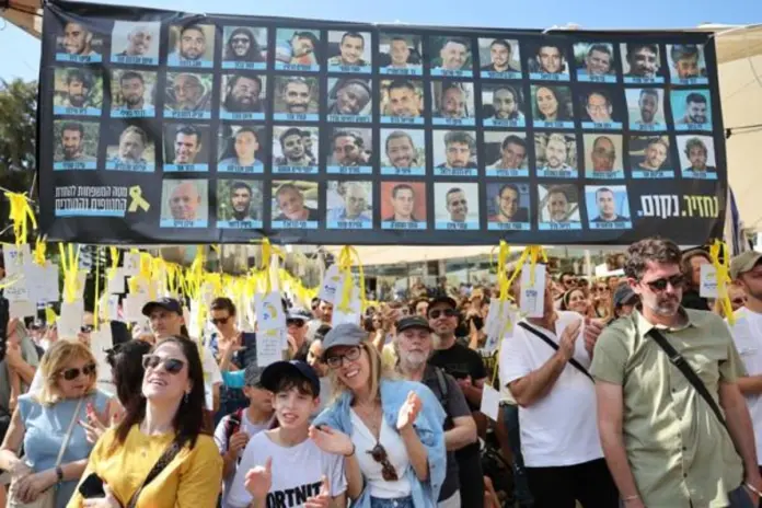 Israel identifica a los cuatro rehenes muertos entregados por Hamás Los israelíes celebran la liberación de los rehenes retenidos por Hamás mientras lo ven en una pantalla en la Plaza de los Rehenes en Tel Aviv, Israel, el 13 de octubre de 2025. Foto: La Hora: EFE