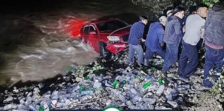 Una camioneta tipo agrícola fue arrastrado por la corriente del Río Cantzela, ubicado entre los Caseríos Tierra Blanca y El Arenal, San Miguel Ixtahuacán, San Marcos Foto: Bomberos San Miguel Ixtahuacan
