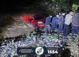 Una camioneta tipo agrícola fue arrastrado por la corriente del Río Cantzela, ubicado entre los Caseríos Tierra Blanca y El Arenal, San Miguel Ixtahuacán, San Marcos Foto: Bomberos San Miguel Ixtahuacan