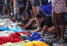 Una mujer llora frente a cuerpos sin vida en una calle este miércoles, en Río de Janeiro (Brasil). La operación policial lanzada el martes en Río de Janeiro, la más letal de la historia de la ciudad brasileña, dejó 132 muertos, entre ellos cuatro agentes, informó este miércoles a EFE la Defensoría Pública regional. Foto: La Hora: EFE