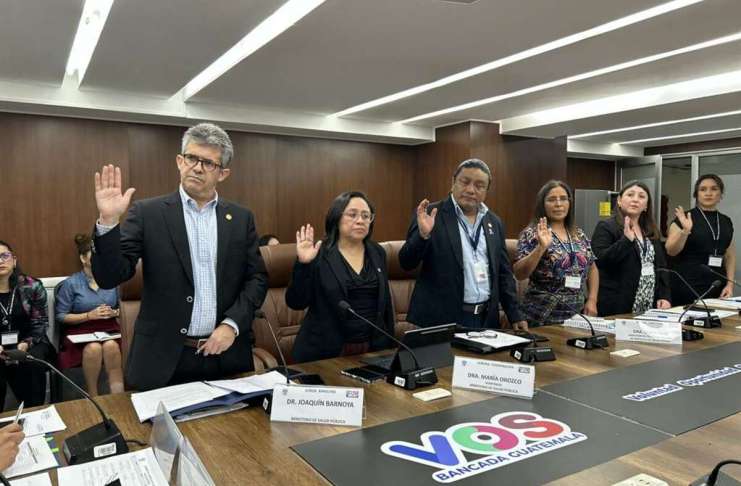 El ministro de Salud, Joaquión Barnoya, y sus viceministros Rosario Orozco y Donado Camey en citación. Foto: La Hora / José Orozco