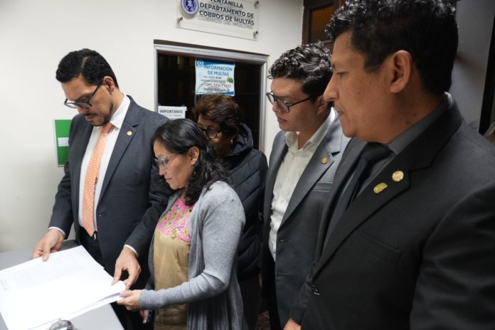 semillainconstitucionalidadcodedes Los diputados se presentaron en la madrugada de este viernes a la CC para accionar contra la Ley Codedes. Foto: Movimiento Semilla