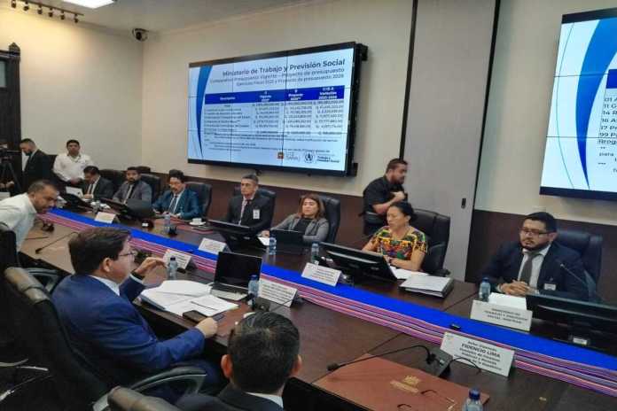 La ministra de Trabajo, Miriam Roquel, explica en la comisión de Finanzas del Congreso su propuesta de presupuesto para 2026. Foto: La Hora
